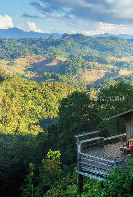 美丽的山景，在阳光明媚的日子里，Ban Jabo村，泰国Mae Hong Son。